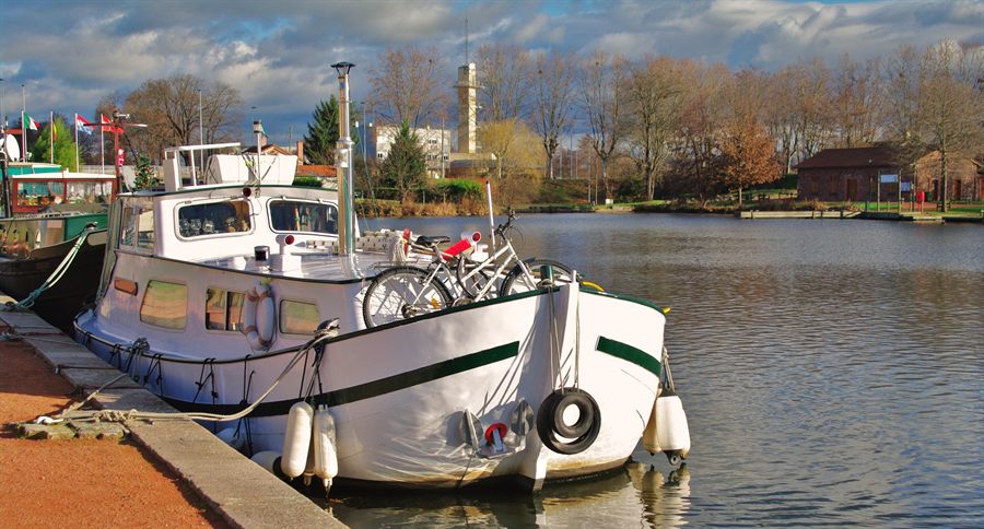 Small cruise barge in Roanne